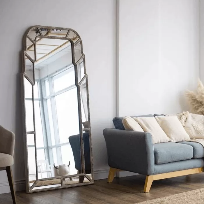 Gương trang trí phòng khách đặt cạnh sofa